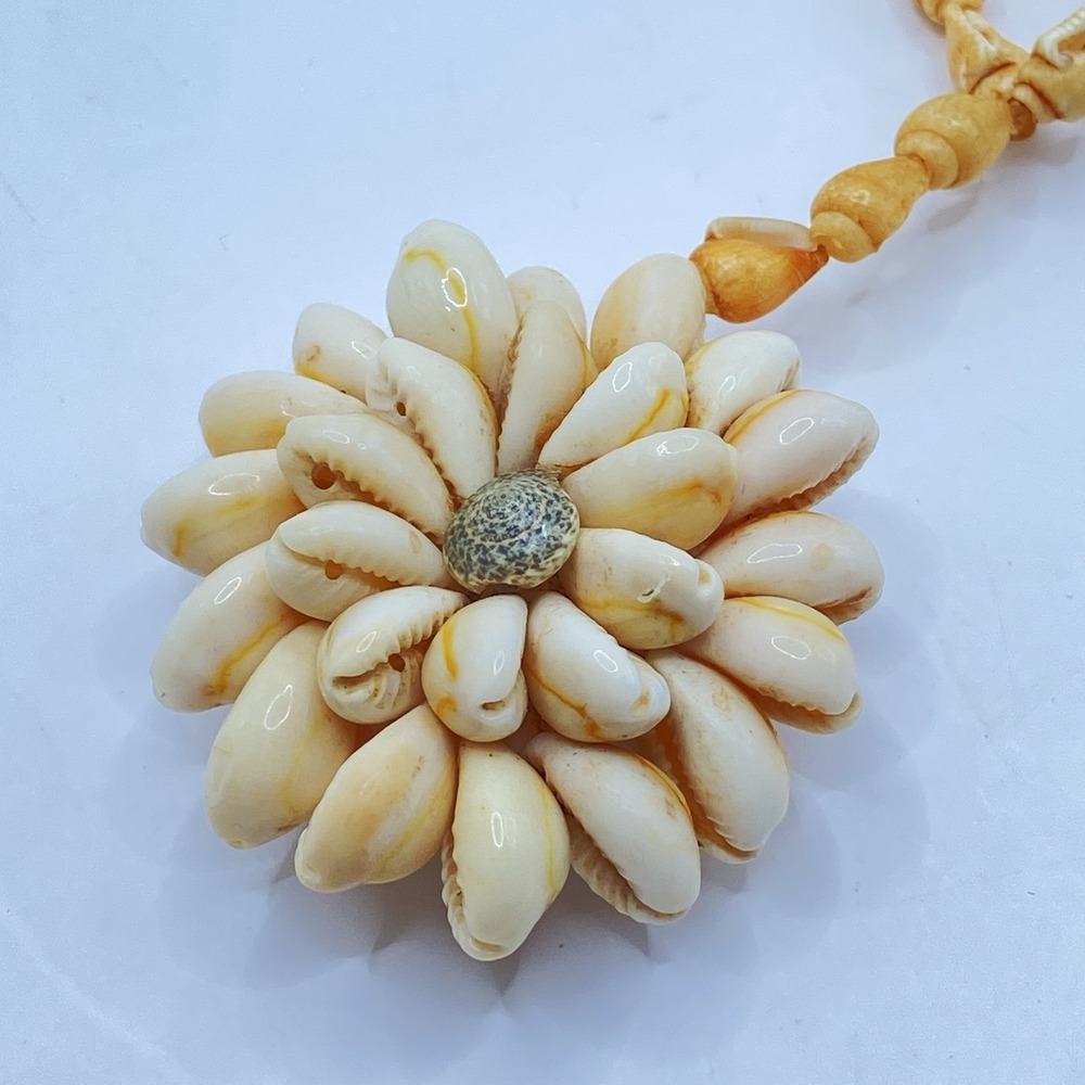 Vtg 70s Handmade Cowrie Shell Flower Pendant Necklace Beach Boho Statement 19" - Picture 2 of 7